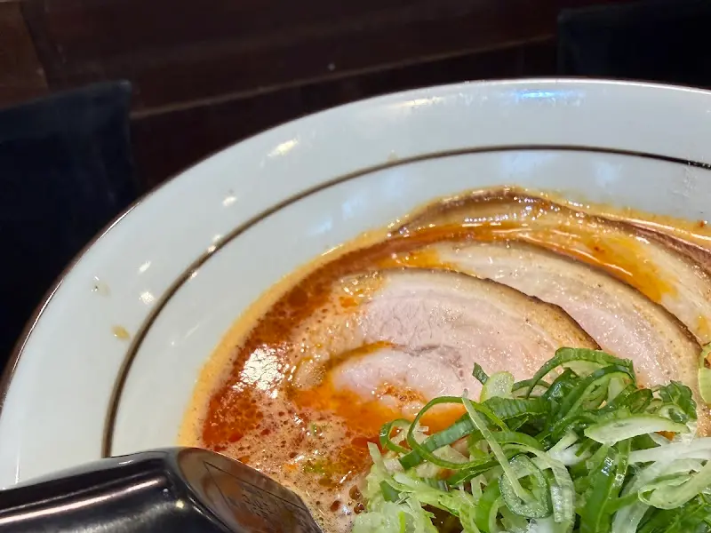 매콤한 비주얼의 매운 돈코츠 라멘