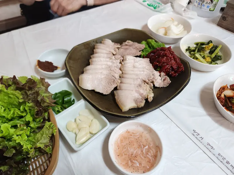 수육과 곁들여 먹는 다양한 반찬들