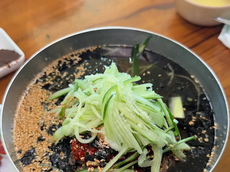 육수를 부은 비빔 막국수