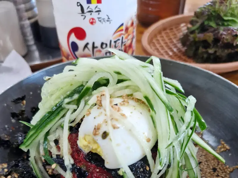 테이블에 놓인 막국수와 컵