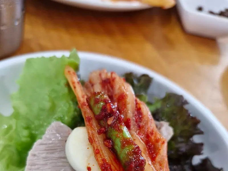 수육, 김치, 쌈 채소