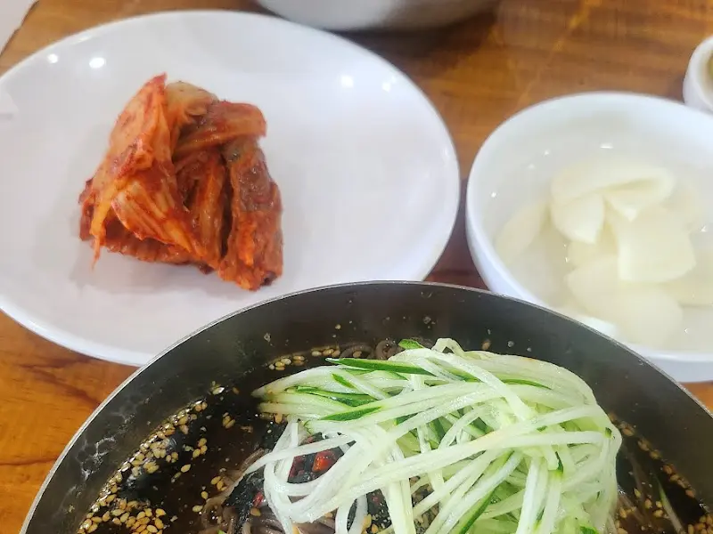 수육을 쌈에 싸 먹는 모습