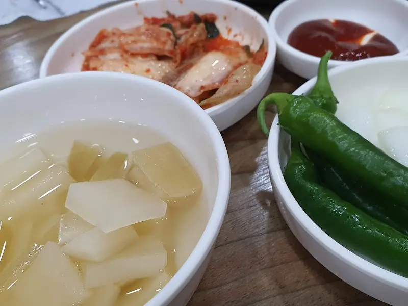 깔끔한 밑반찬 구성