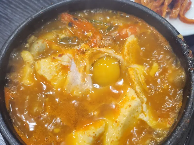 해물 순두부 찌개의 풍성한 해산물