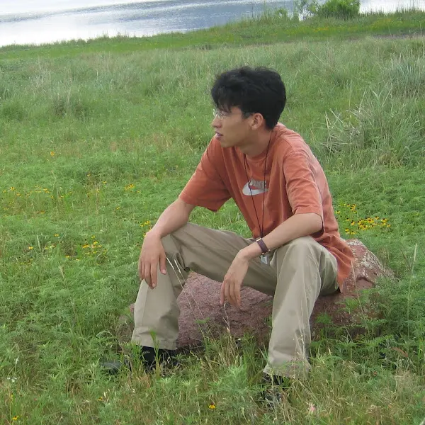 어딘가를 응시하는 남성의 모습