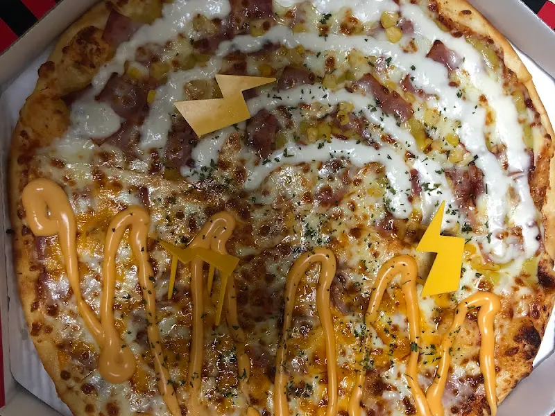 토핑 가득한 피자