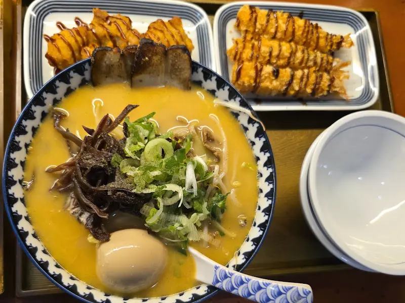 테이블 위에 놓인 숯불고기 라멘, 새우튀김, 치킨 가라아게