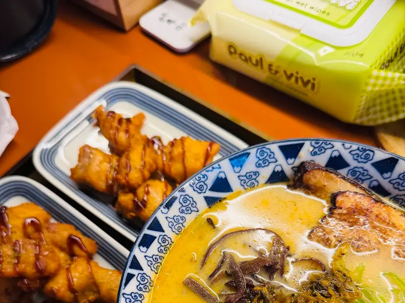 테이블 위에 놓인 숯불고기 라멘