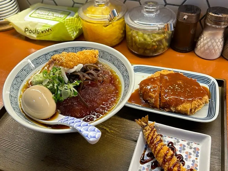 테이블 위에 놓인 덮밥과 새우튀김, 라멘