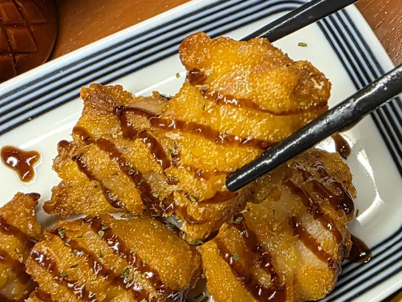 젓가락으로 집은 치킨 가라아게