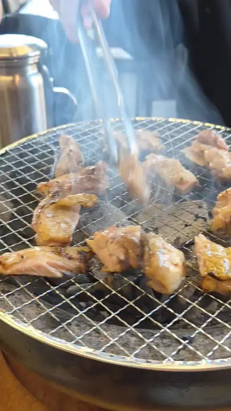 숯불 위에서 익어가는 닭갈비