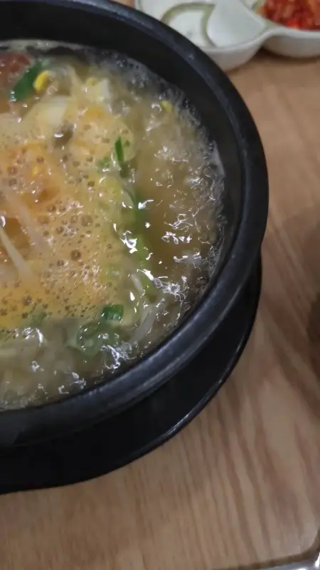 보글보글 끓는 콩나물 국밥