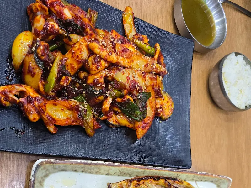 매콤한 오징어볶음 한 접시