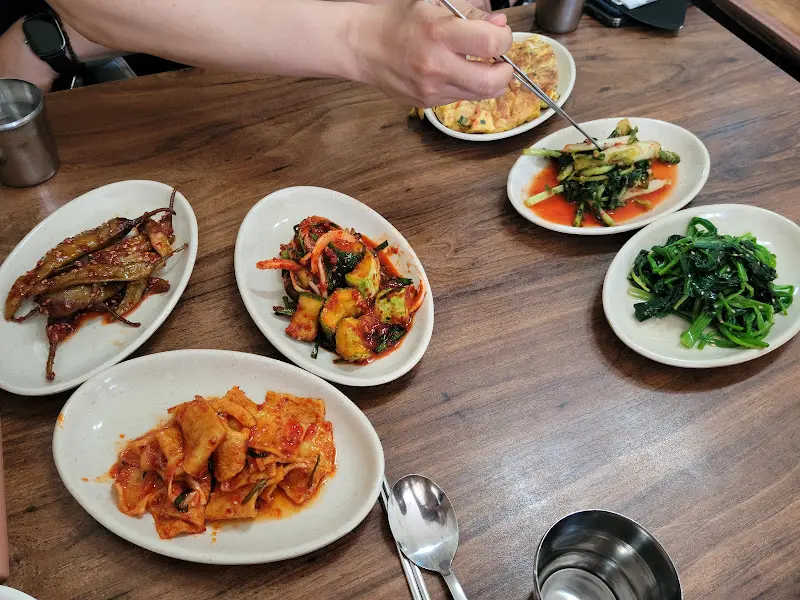 푸짐한 밑반찬 구성