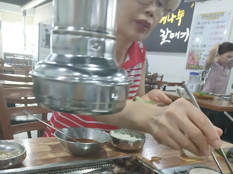 테이블에서 돼지갈비를 굽는 모습