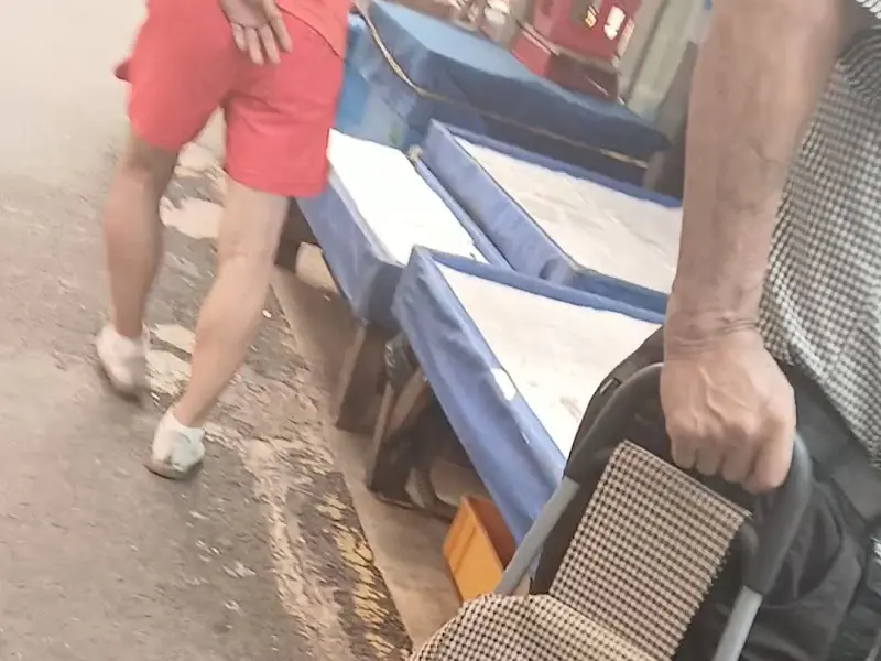 가게 앞에서 손님을 기다리는 의자들