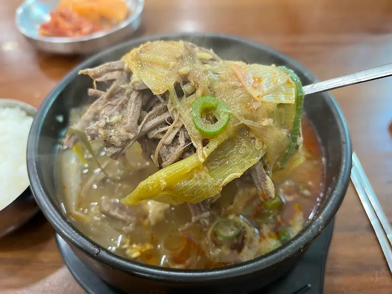 김이 모락모락 피어오르는 육개장