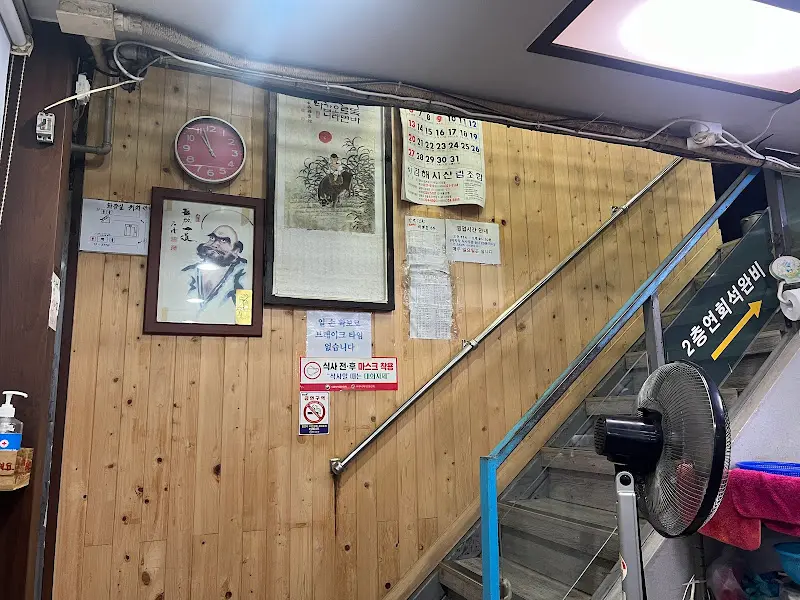 2층으로 올라가는 계단