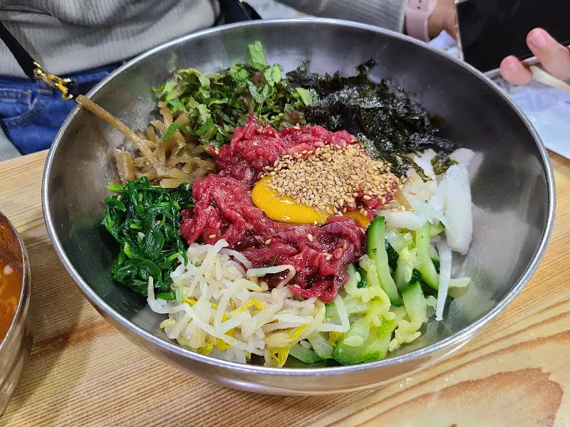 깔끔하게 정돈된 테이블