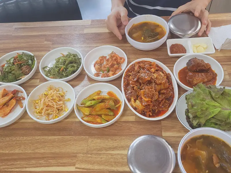 한 상 가득 차려진 백반