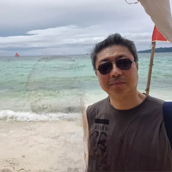 바다를 배경으로 찍은 사진