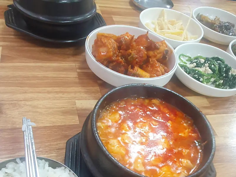 순두부찌개와 반찬들