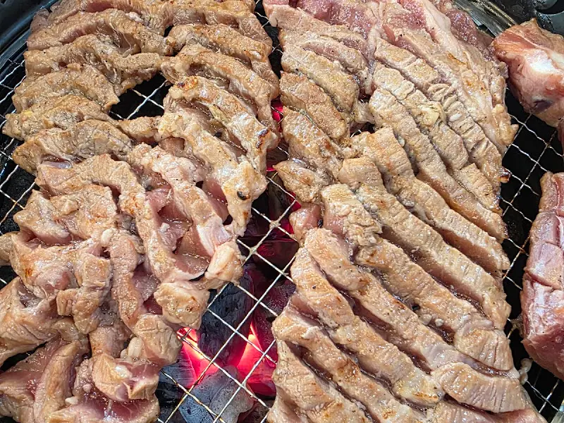 숯불 위에 구워지는 돼지갈비