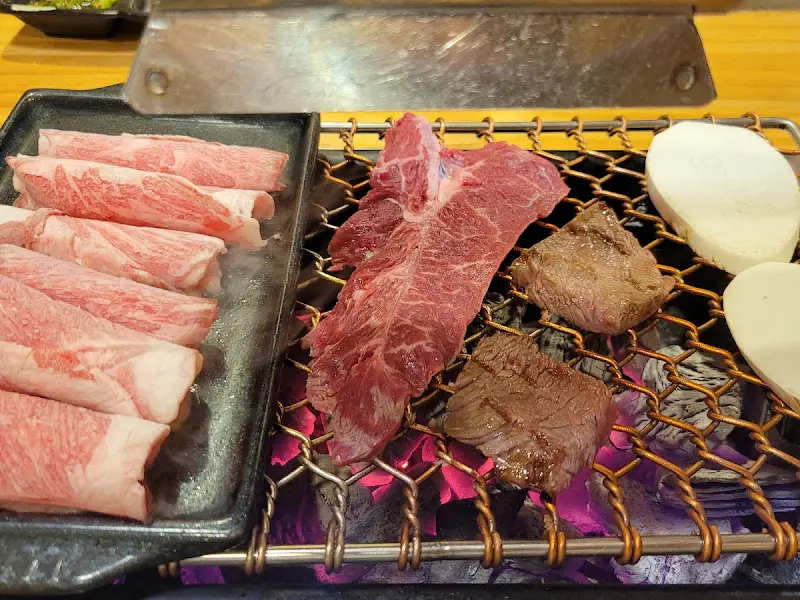 숯불에 구워지는 고기