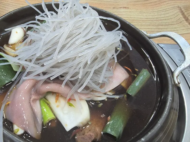 오징어불갈비찜과 함께 제공되는 넉넉한 당면 사리