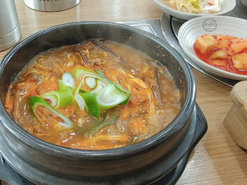 우신탕과 함께 제공되는 밑반찬들