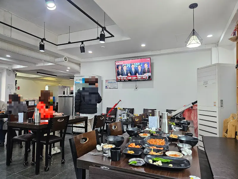 밑반찬이 차려진 테이블