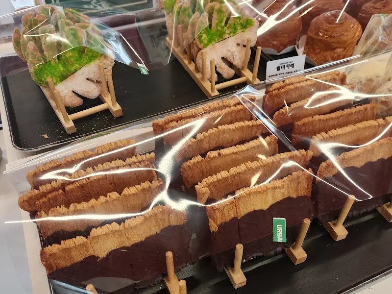 어반리프 빵 진열대