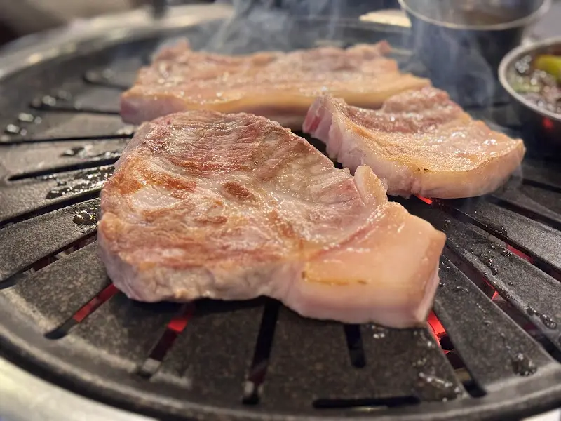 잘 익은 흑돼지 오겹살