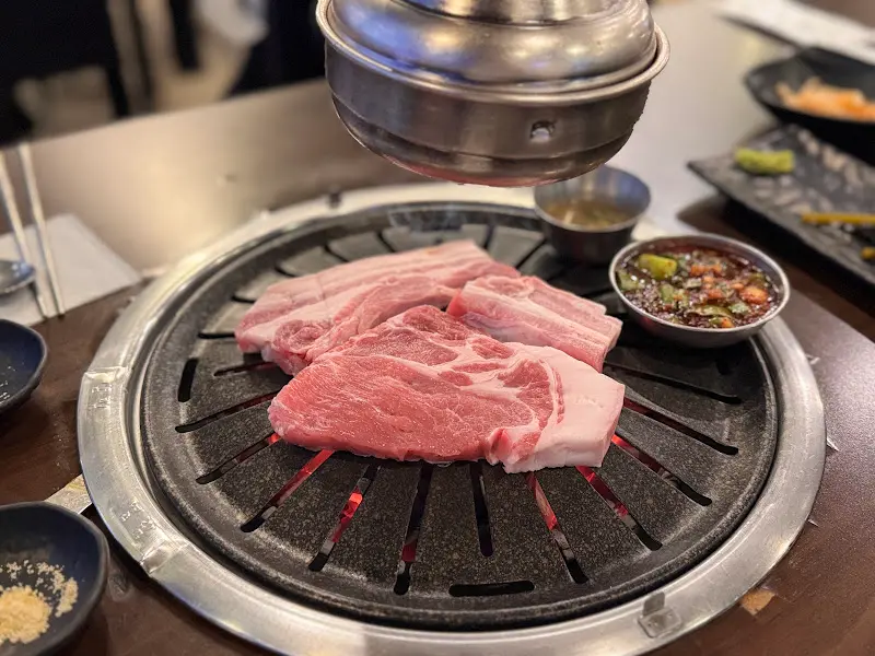 숯불 위에 올려진 흑돼지