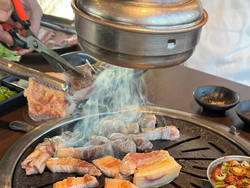 전문가의 손길로 구워지는 흑돼지