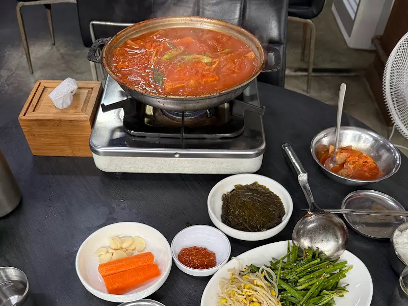 두루치기 찌개가 버너 위에 올려져 있는 모습