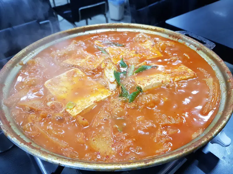 두루치기 찌개가 끓고 있는 모습