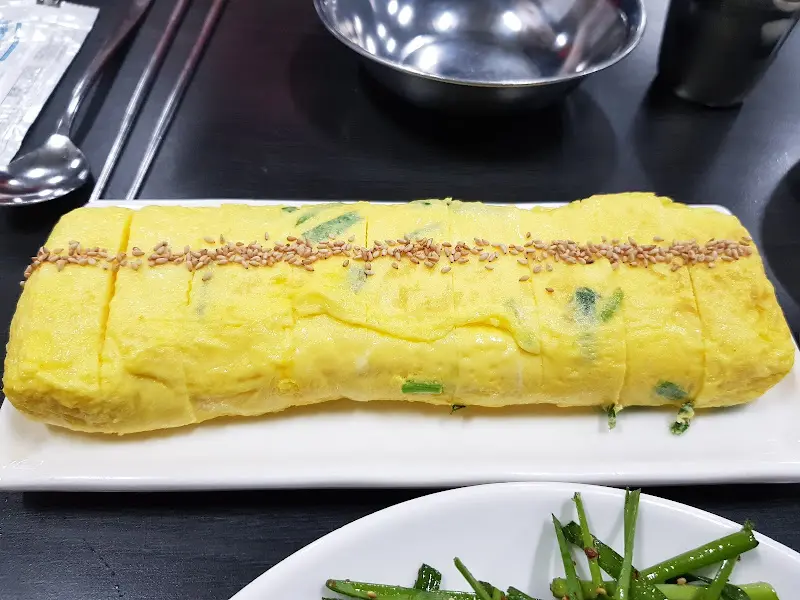 계란말이가 가지런히 놓여 있는 모습