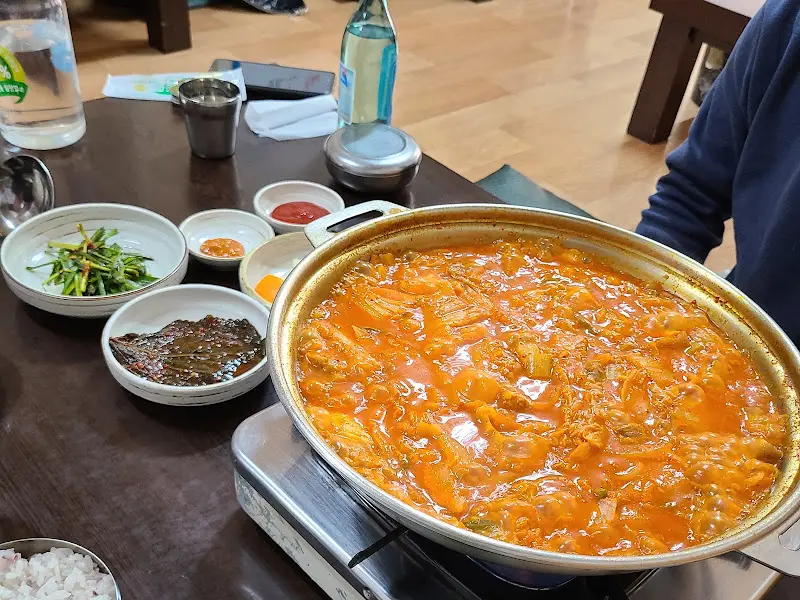 테이블에 차려진 두루치기 찌개와 밑반찬