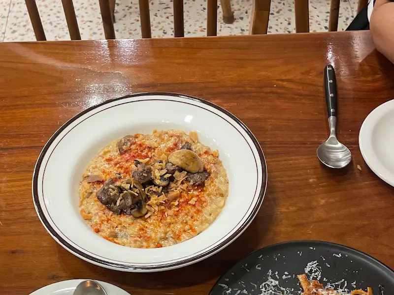 따스한 햇살이 들어오는 카넬로의 창가 좌석