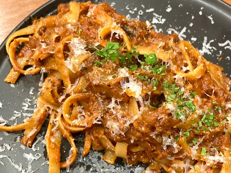 진한 토마토 소스가 일품인 볼로네제 파스타