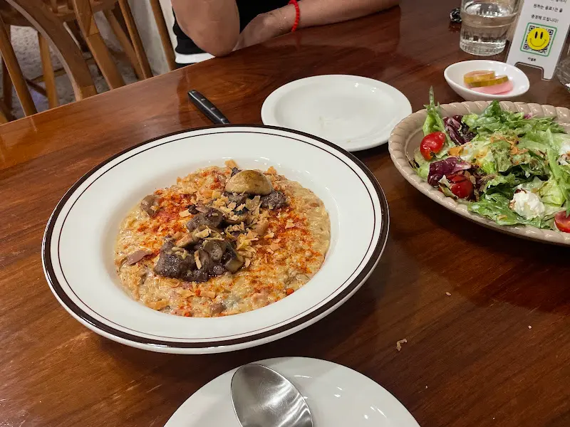 정갈하게 차려진 카넬로의 식탁