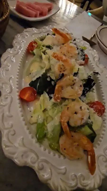 신선한 재료가 돋보이는 쉬림프 샐러드