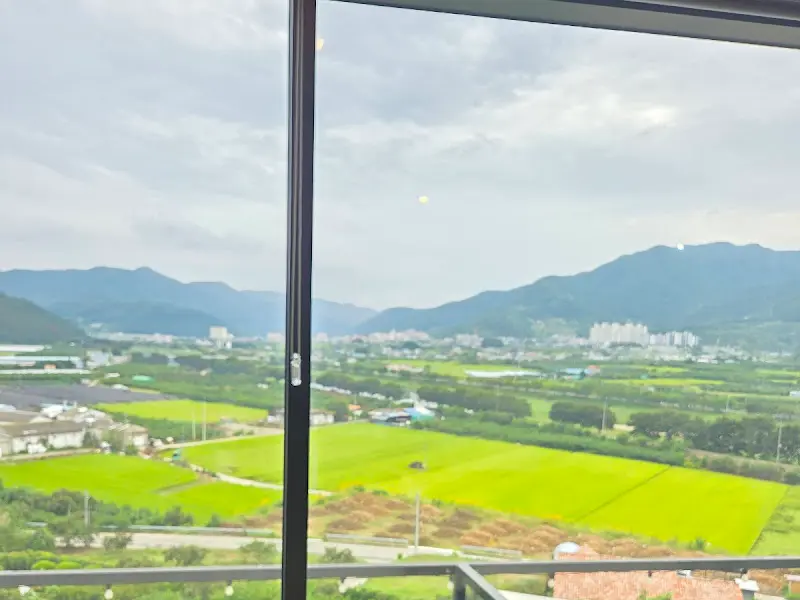 통창으로 보이는 아름다운 뷰