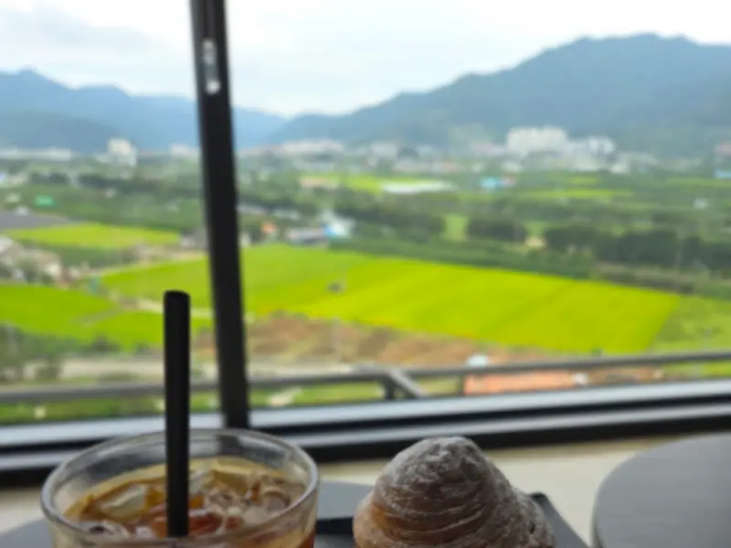 커피와 빵, 그리고 아름다운 뷰