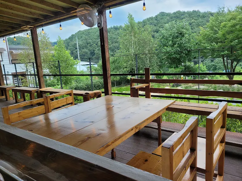 한옥 건물의 테라스 좌석