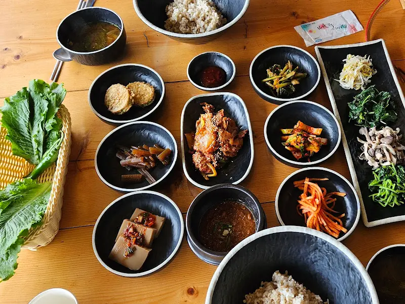 푸짐한 밑반찬과 쌈 채소