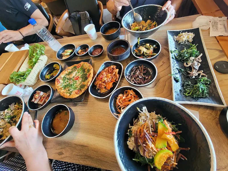 한상 가득 차려진 음식