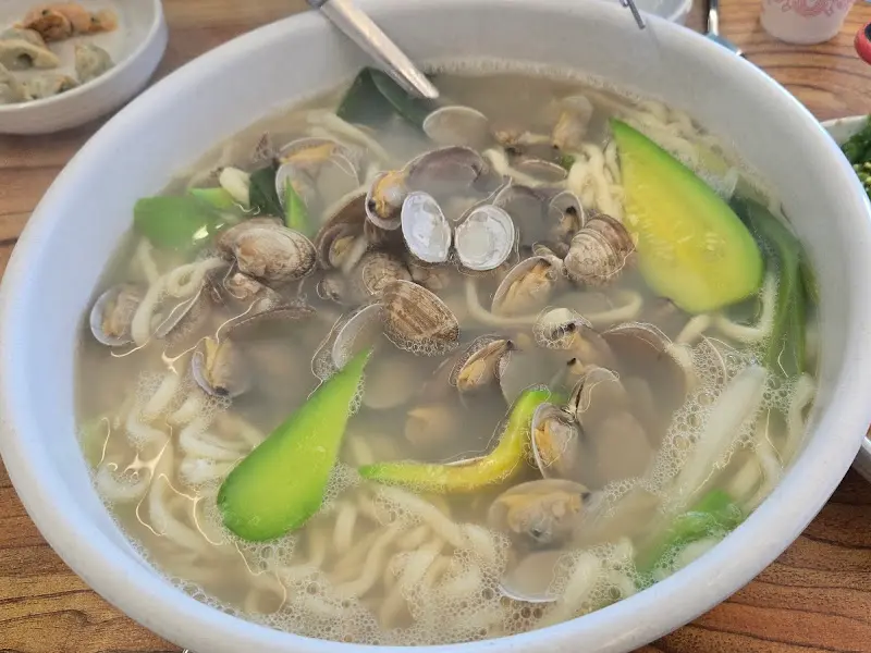 푸짐한 바지락 칼국수 한 그릇