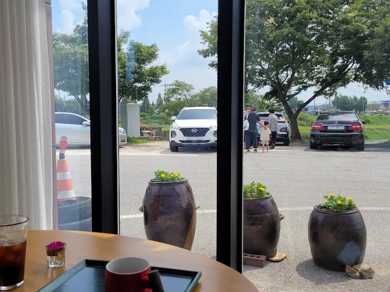 식당 창밖으로 보이는 풍경